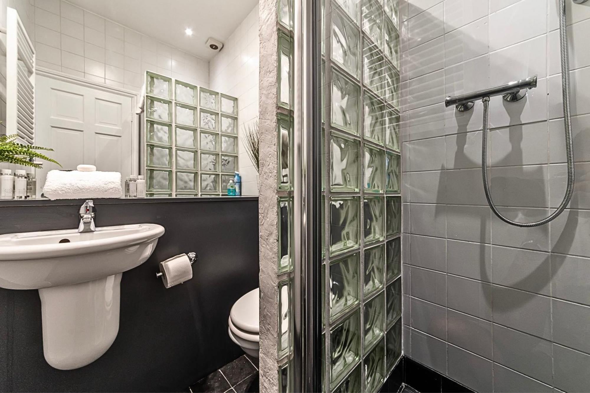 The Secret Kensington Garden Mews-2 Bedroom Full House-2 Train Lines- Spacious-Kings Road- Harrods -Chelsea Stadium-Private Small Patio ロンドン エクステリア 写真