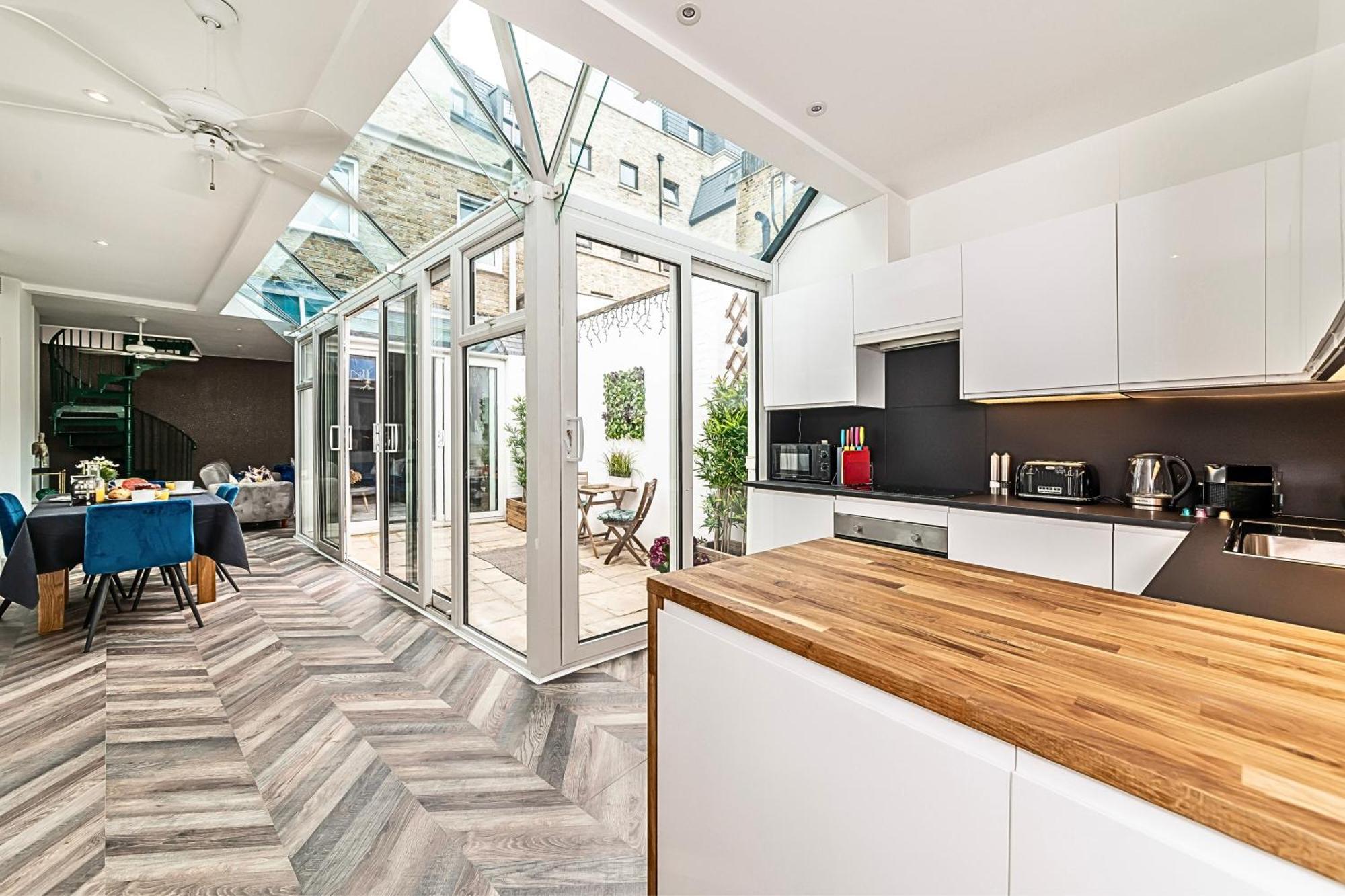 The Secret Kensington Garden Mews-2 Bedroom Full House-2 Train Lines- Spacious-Kings Road- Harrods -Chelsea Stadium-Private Small Patio ロンドン エクステリア 写真