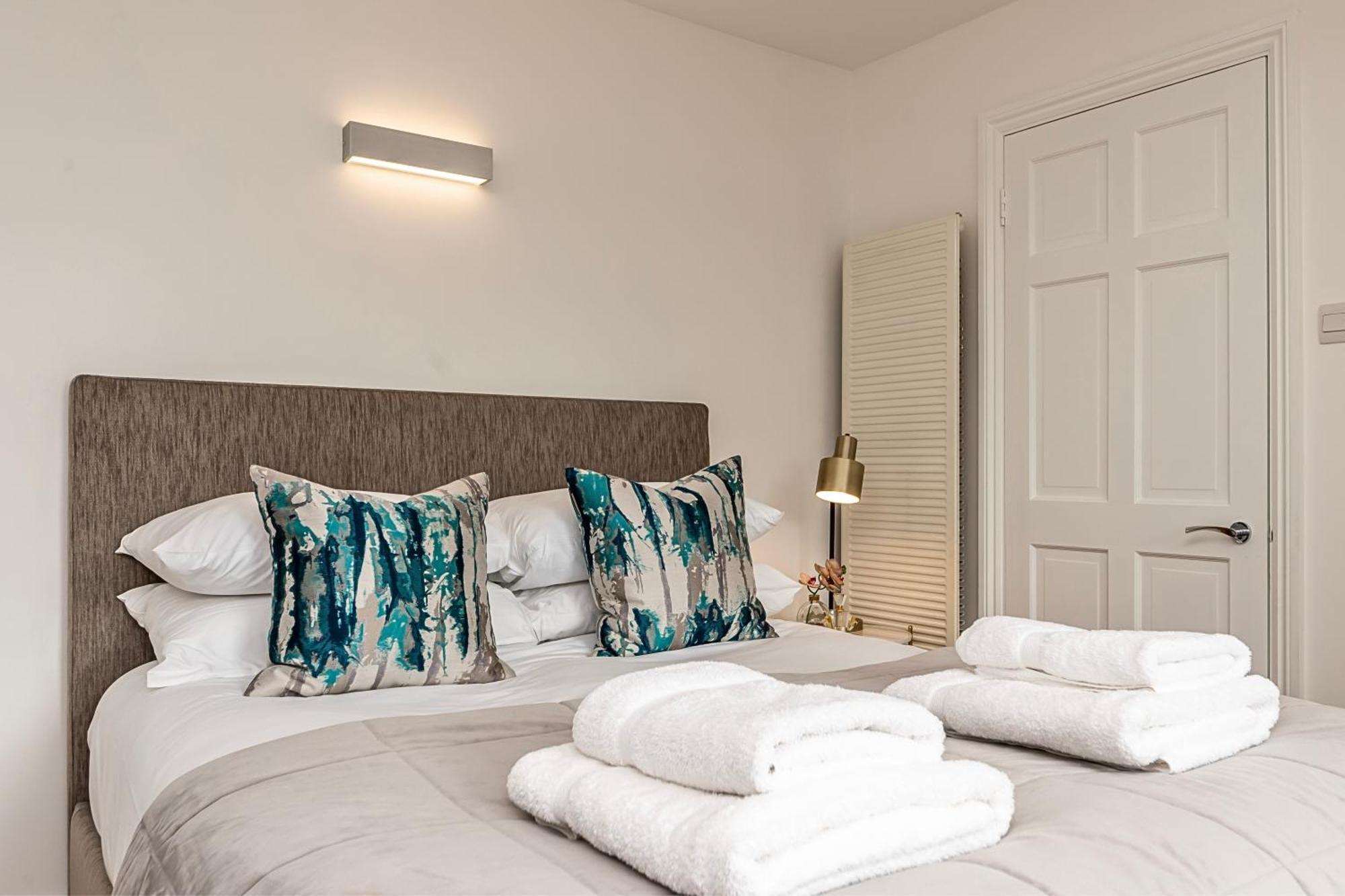 The Secret Kensington Garden Mews-2 Bedroom Full House-2 Train Lines- Spacious-Kings Road- Harrods -Chelsea Stadium-Private Small Patio ロンドン エクステリア 写真