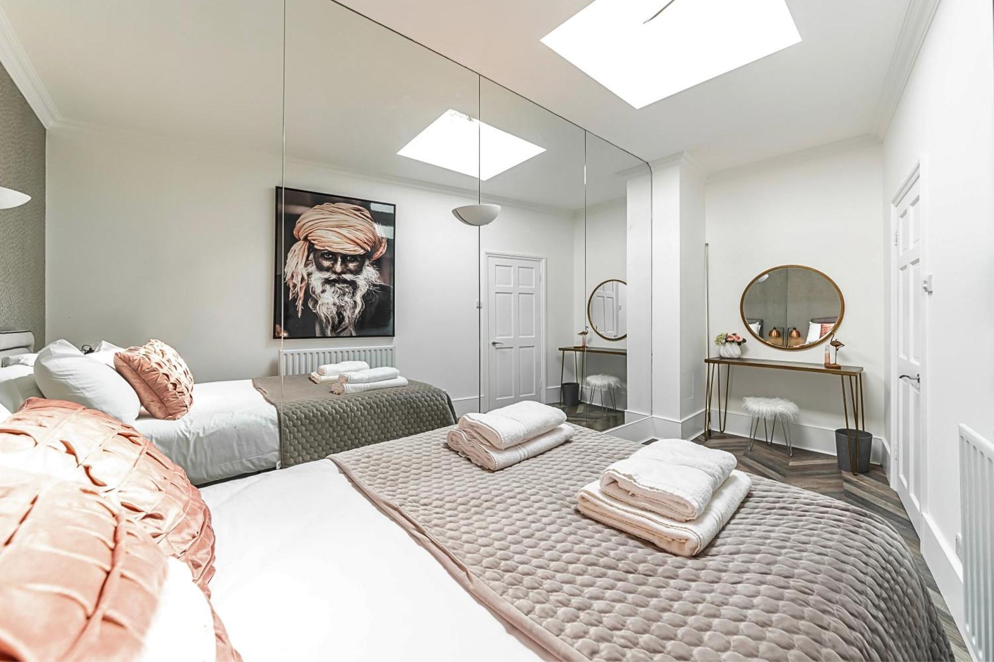 The Secret Kensington Garden Mews-2 Bedroom Full House-2 Train Lines- Spacious-Kings Road- Harrods -Chelsea Stadium-Private Small Patio ロンドン エクステリア 写真