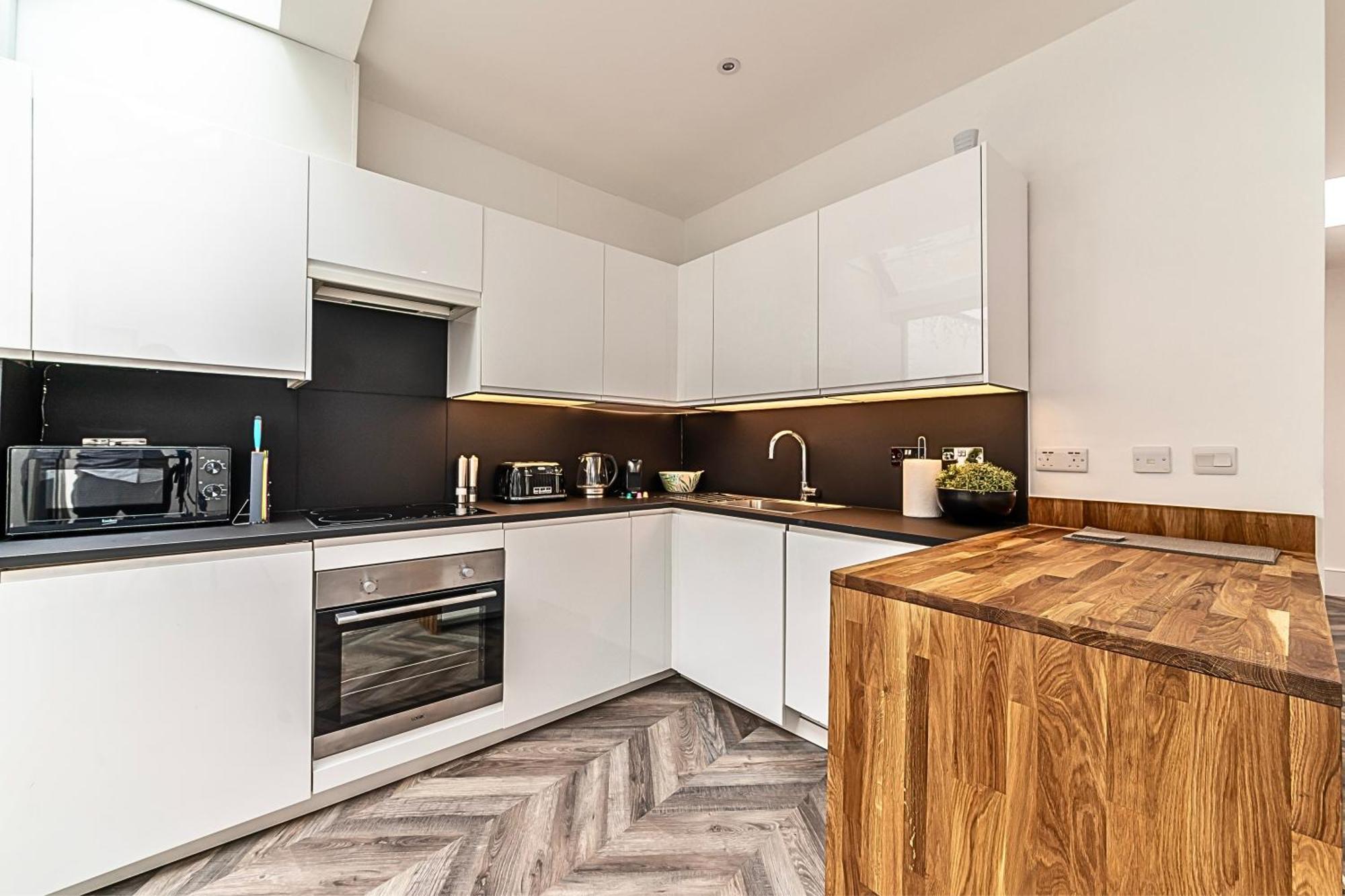The Secret Kensington Garden Mews-2 Bedroom Full House-2 Train Lines- Spacious-Kings Road- Harrods -Chelsea Stadium-Private Small Patio ロンドン エクステリア 写真