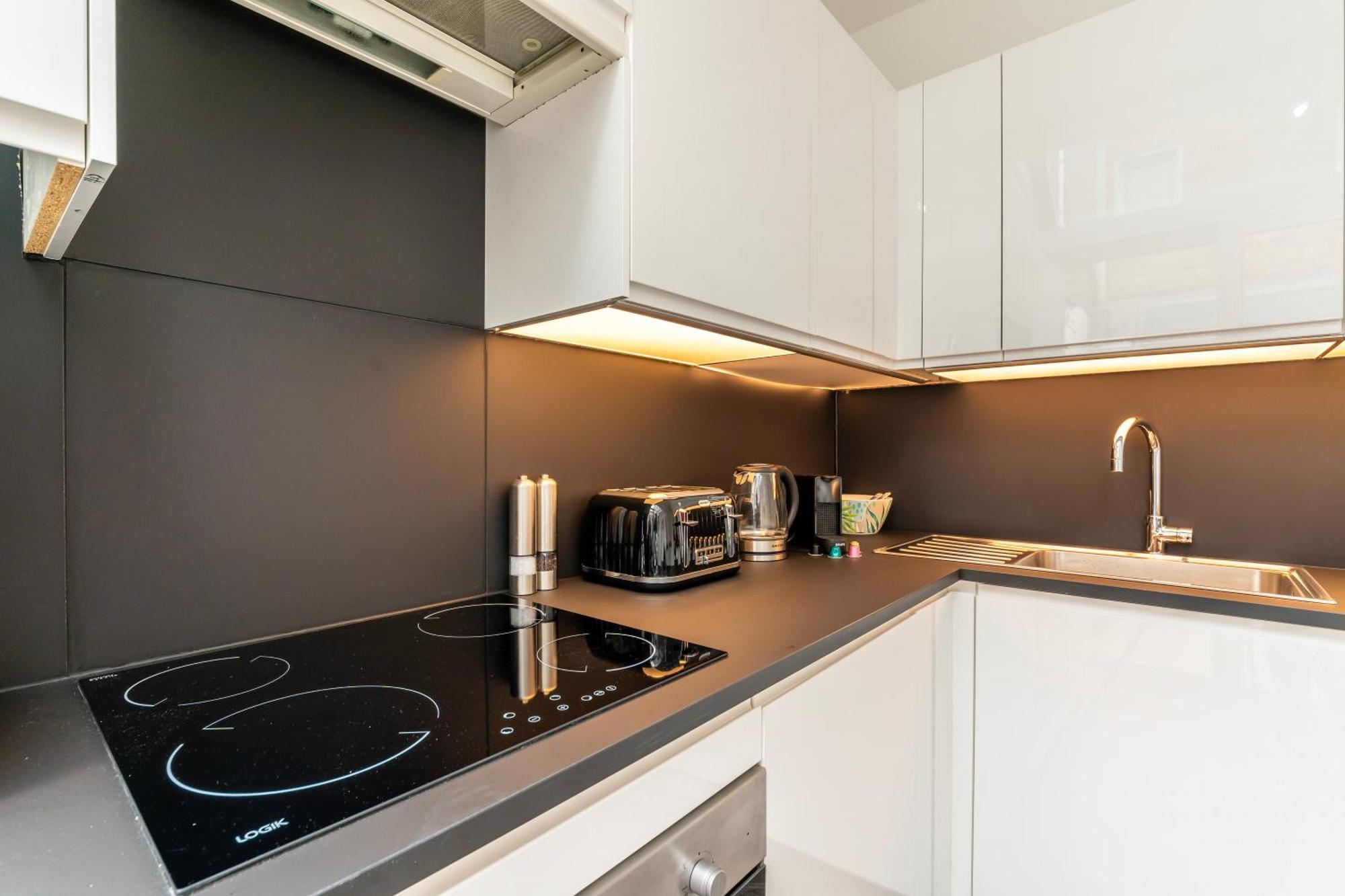 The Secret Kensington Garden Mews-2 Bedroom Full House-2 Train Lines- Spacious-Kings Road- Harrods -Chelsea Stadium-Private Small Patio ロンドン エクステリア 写真
